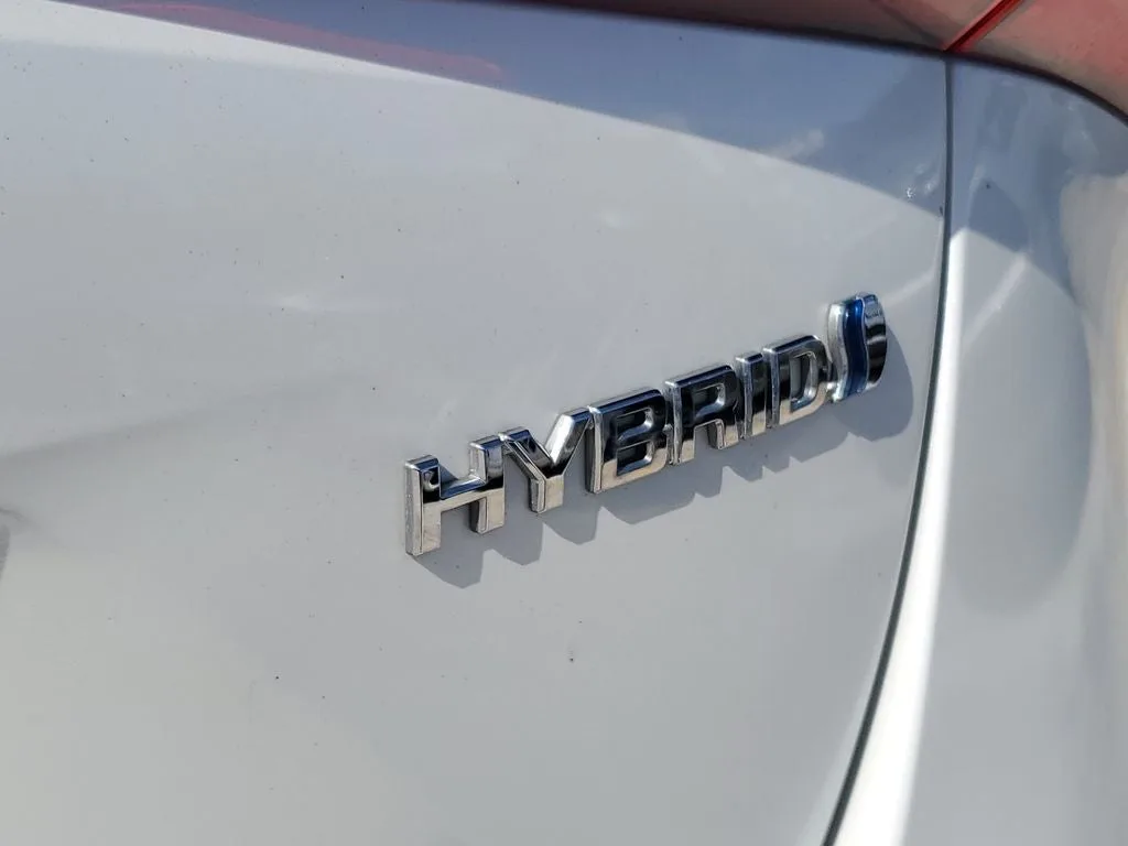 2022 Toyota Prius LE photo 9