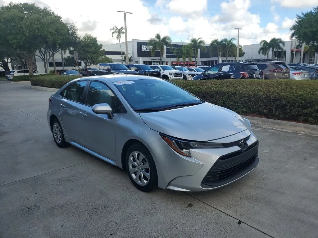 2024 Toyota Corolla LE photo 3