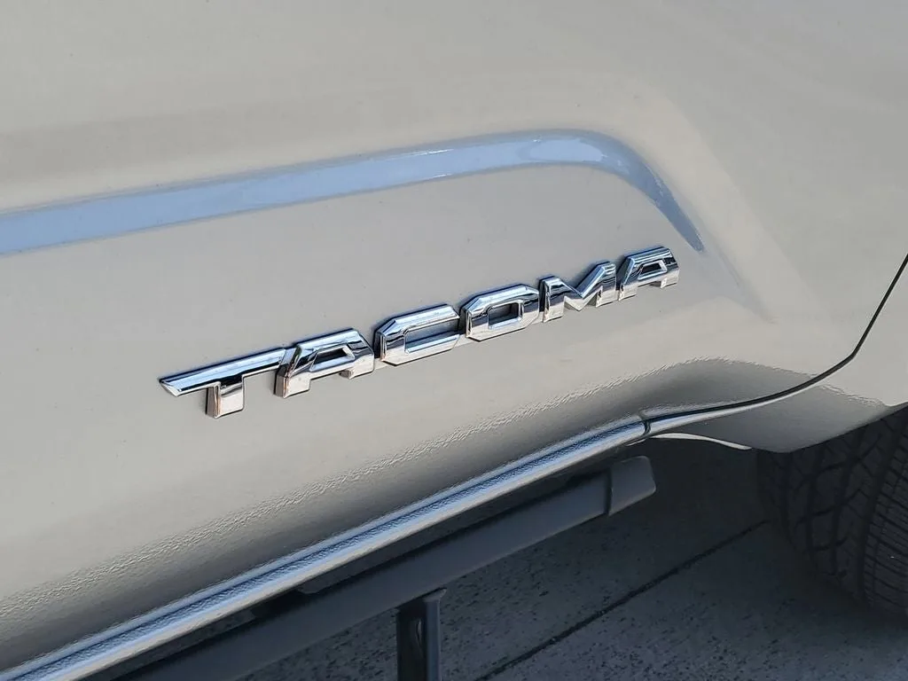 2025 Toyota Tacoma SR5 photo 8