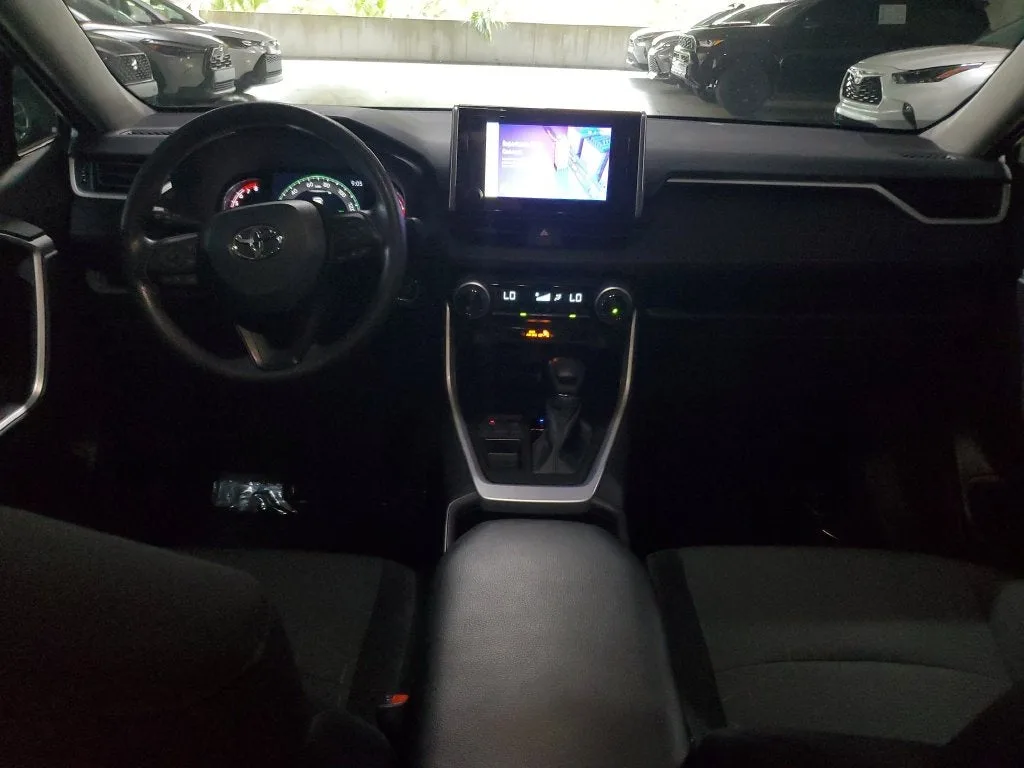 2023 Toyota RAV4 XLE photo 16