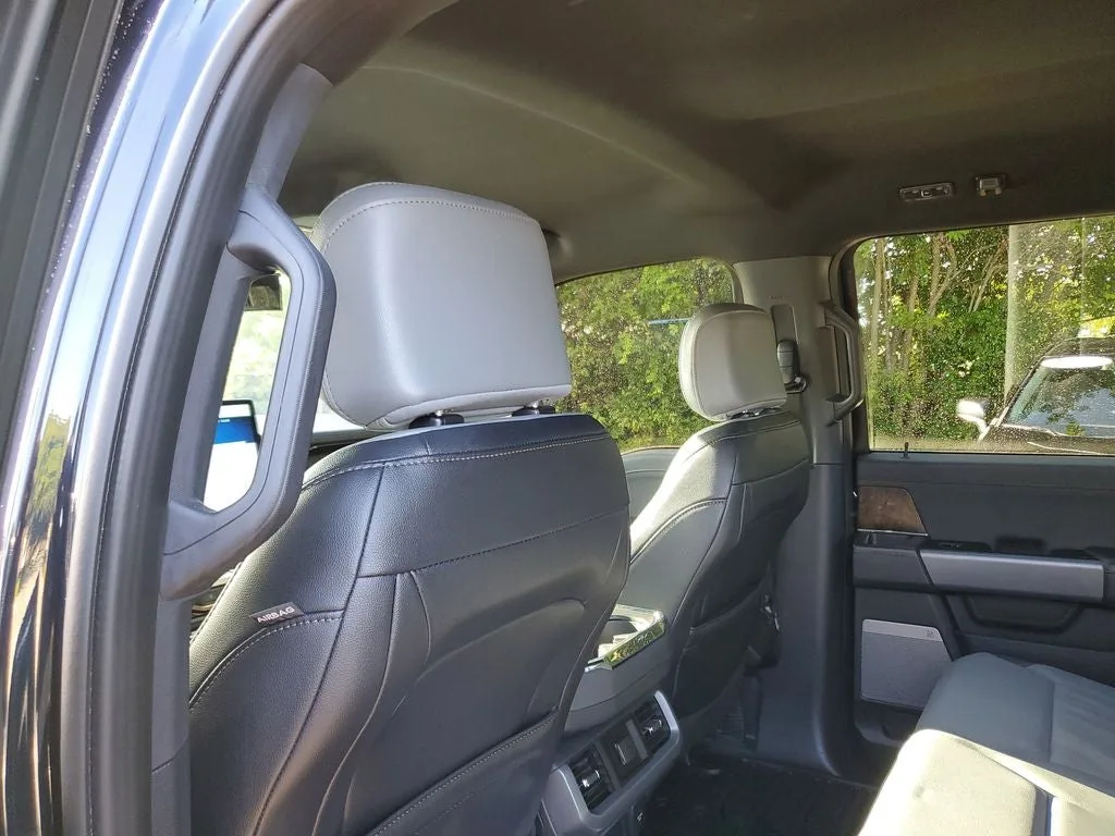 2022 Ford F-150 Lightning Lariat photo 12