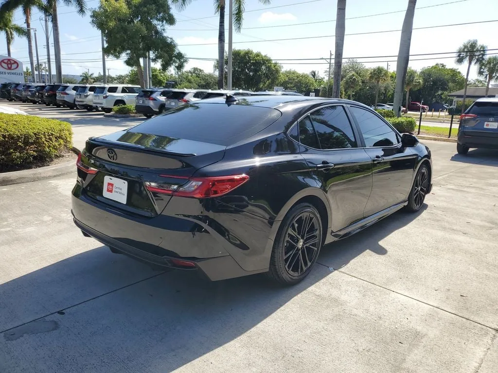 2025 Toyota Camry SE photo 4