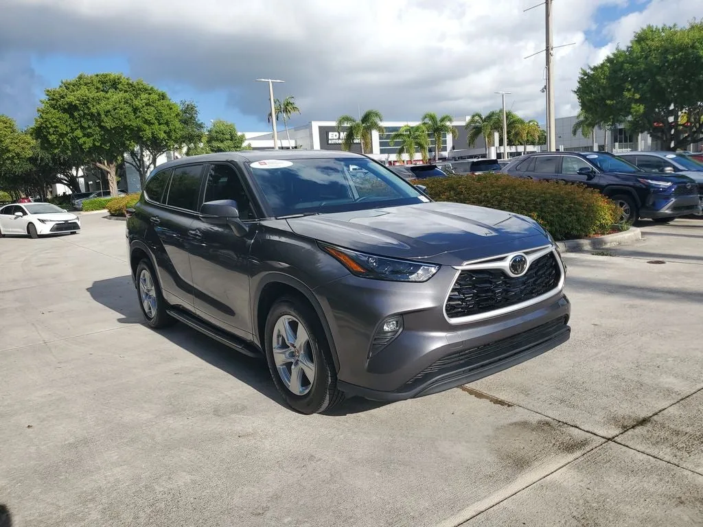 2024 Toyota Highlander LE photo 3