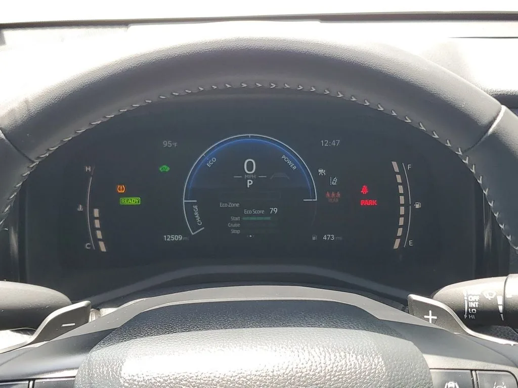 2025 Toyota Camry SE photo 25