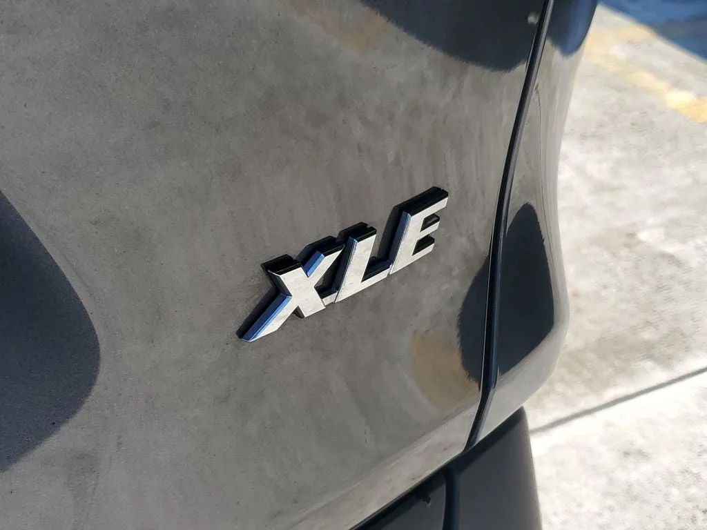 2025 Toyota RAV4 XLE photo 8