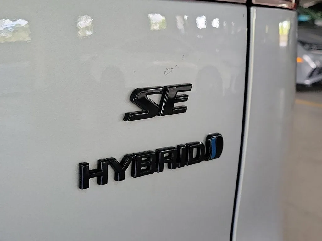 2024 Toyota Corolla Cross Hybrid SE photo 8