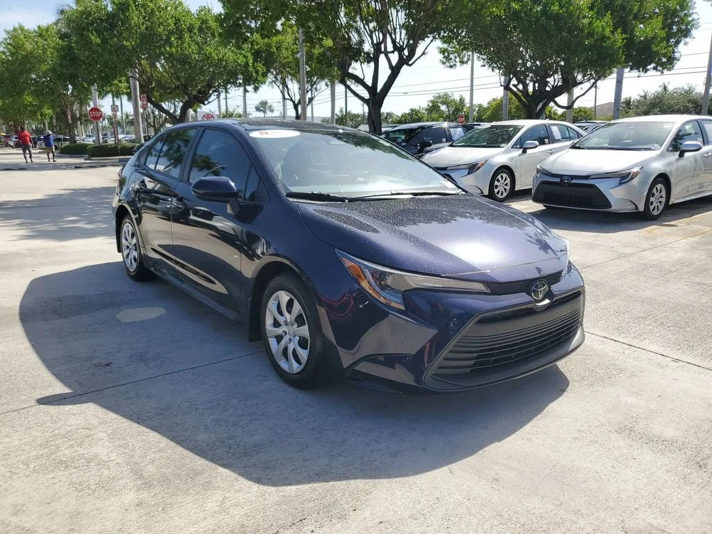 2025 Toyota Corolla LE photo 3