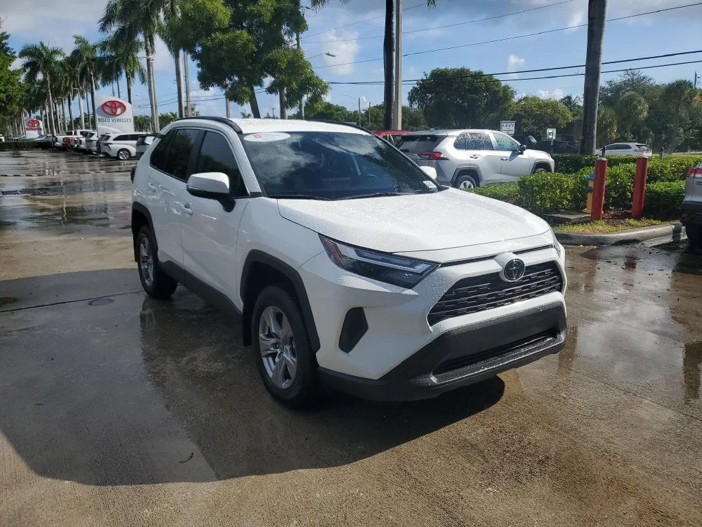 2025 Toyota RAV4 XLE photo 3