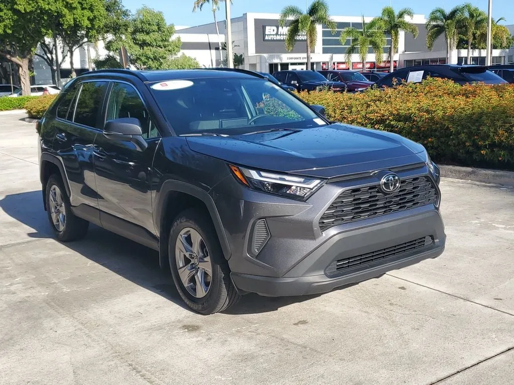 2025 Toyota RAV4 XLE photo 3