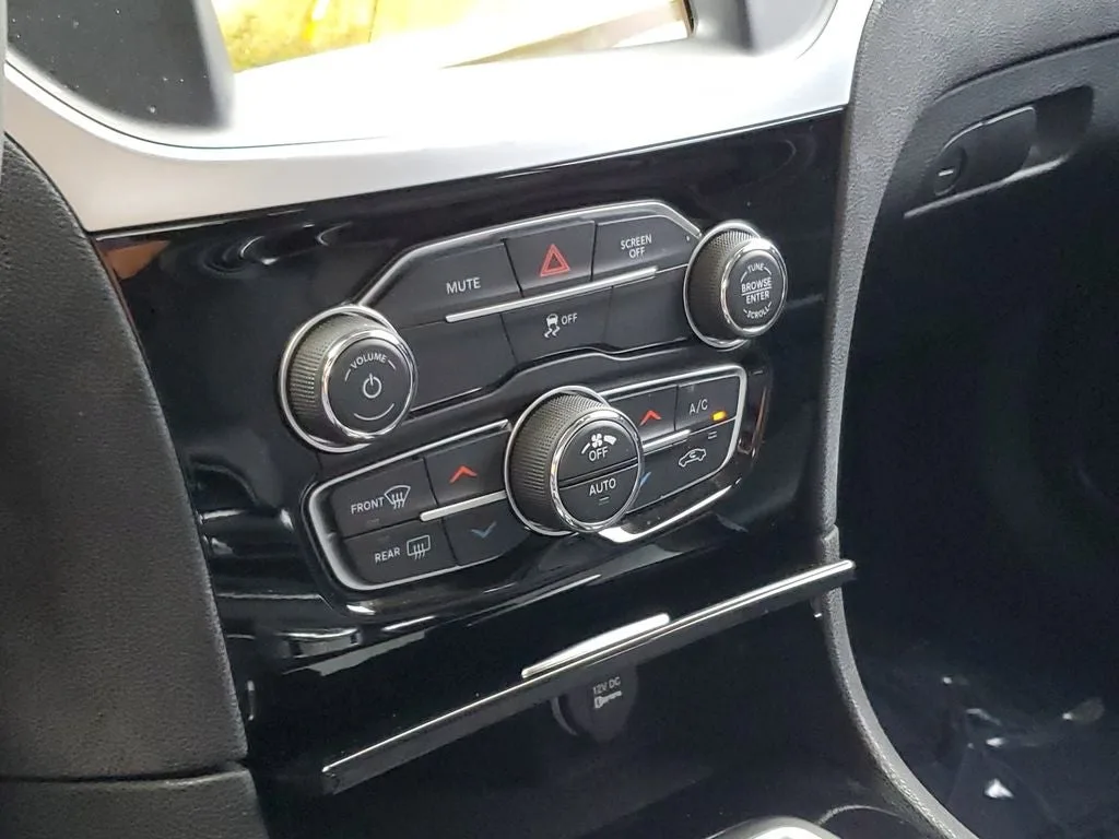 2023 Chrysler 300 Touring photo 27