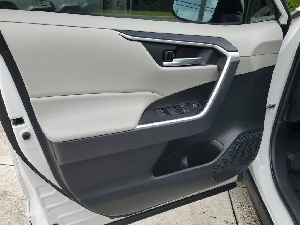 2024 Toyota RAV4 XLE Premium photo 19
