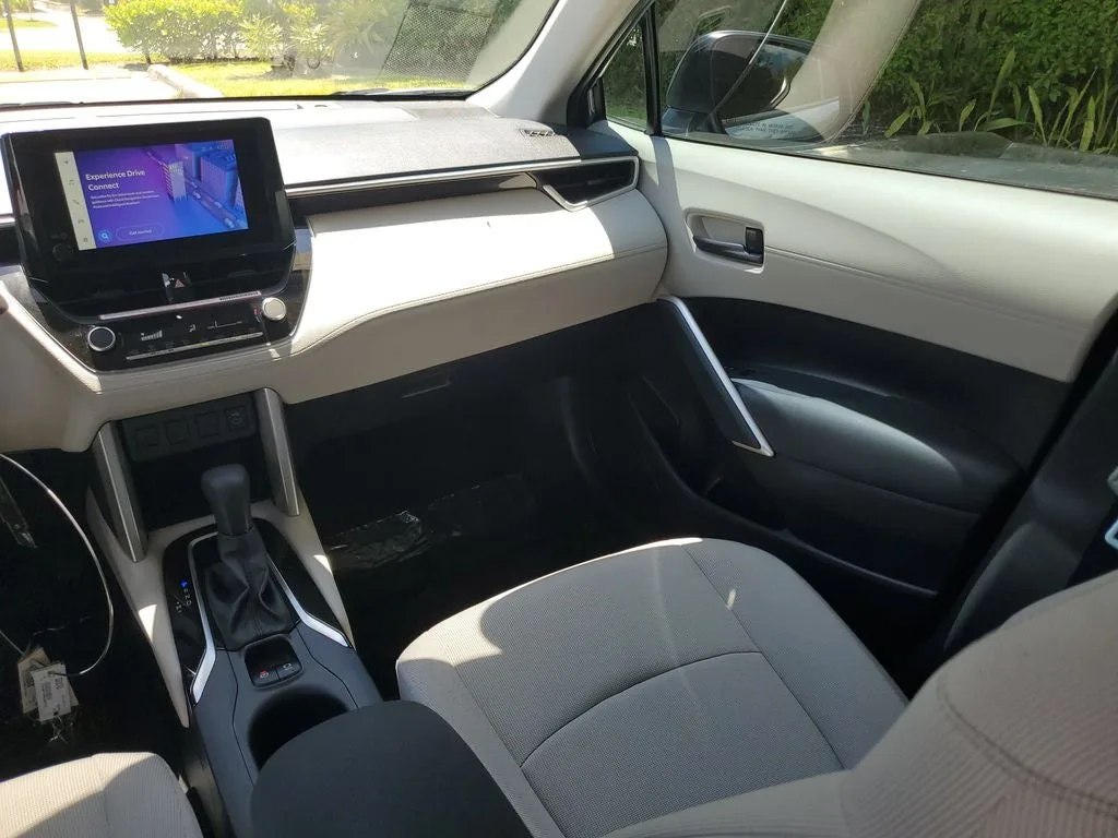 2024 Toyota Corolla Cross L photo 15