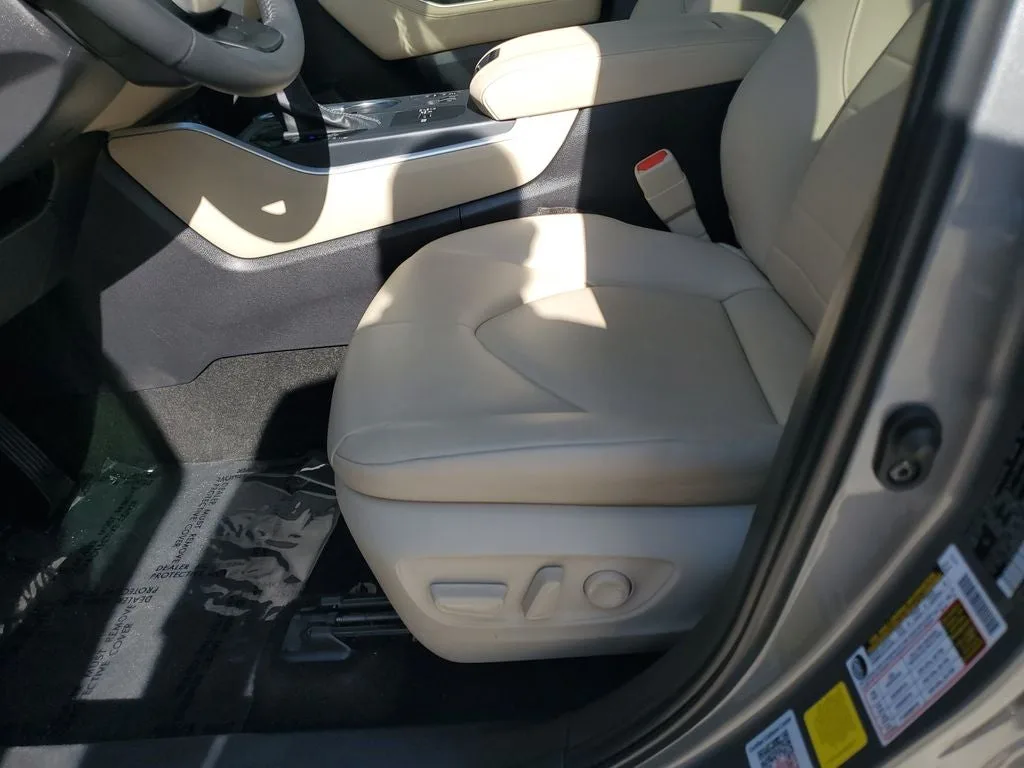 2025 Toyota Highlander XLE photo 22