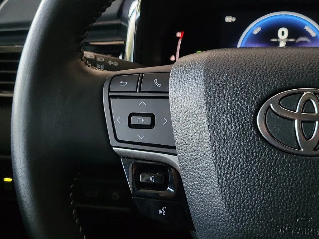 2025 Toyota Camry SE photo 25