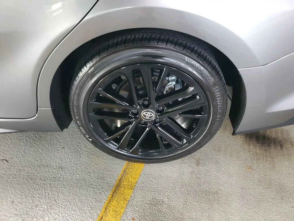 2025 Toyota Camry SE photo 7
