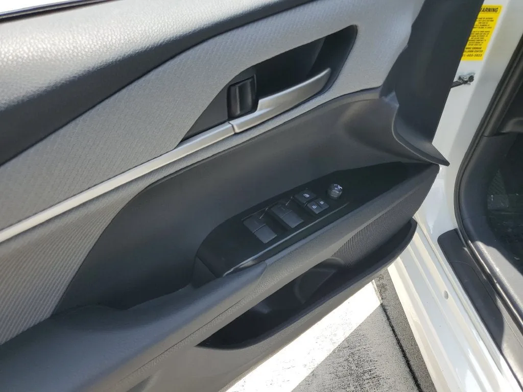 2025 Toyota Camry SE photo 18
