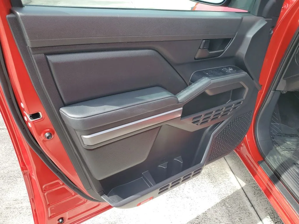 2025 Toyota Tacoma SR5 photo 17