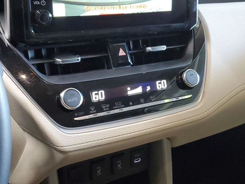 2024 Toyota Corolla Cross XLE photo 28