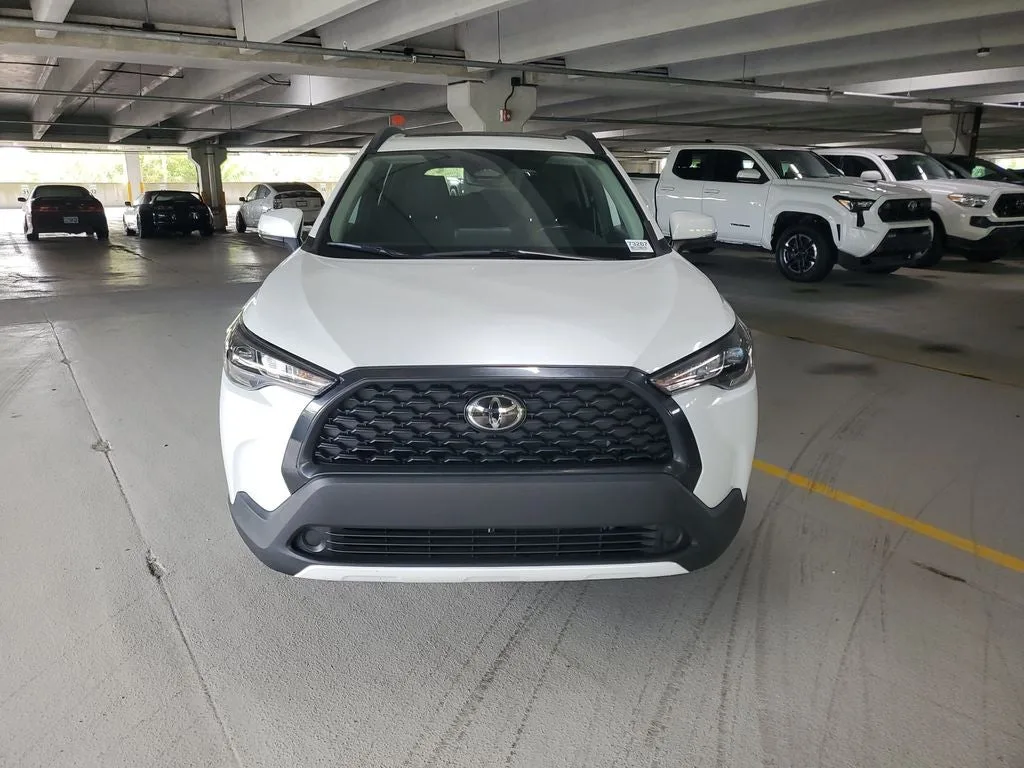 2024 Toyota Corolla Cross LE photo 2