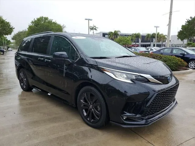 2022 Toyota Sienna XSE 7 Passenger photo 7