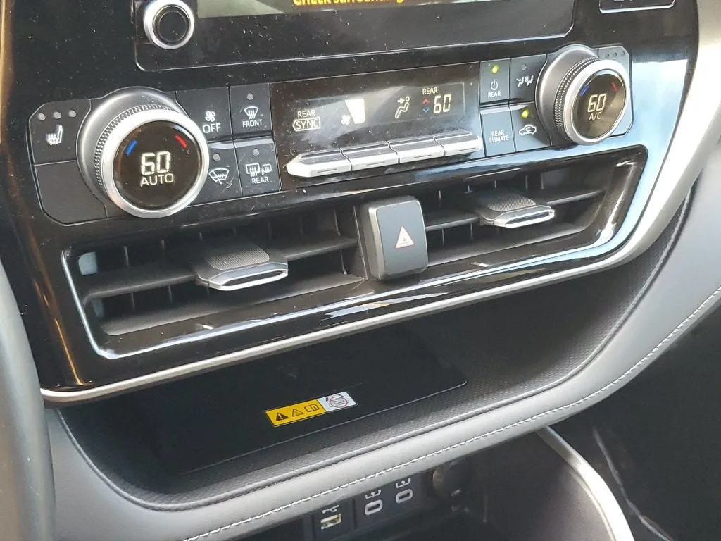 2024 Toyota Highlander XLE photo 31