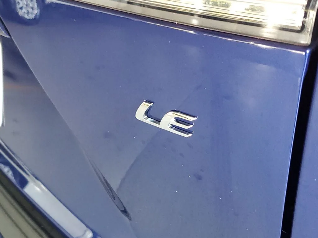 2023 Toyota Corolla Cross LE photo 8
