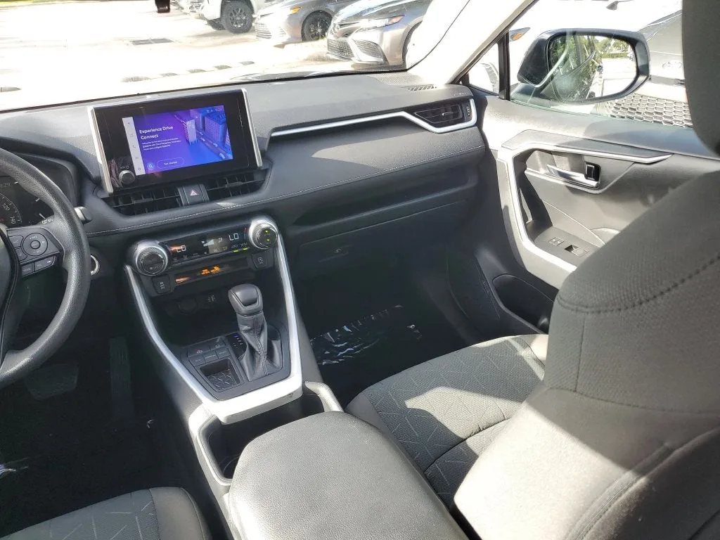 2023 Toyota RAV4 XLE photo 15