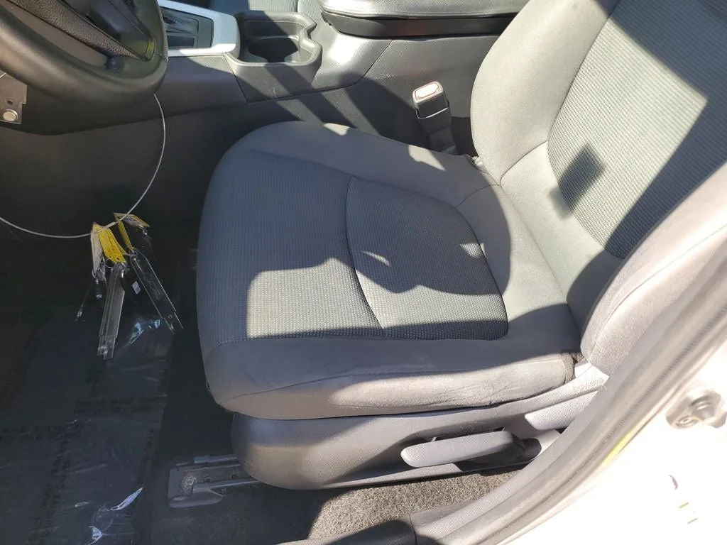 2021 Toyota RAV4 LE photo 20