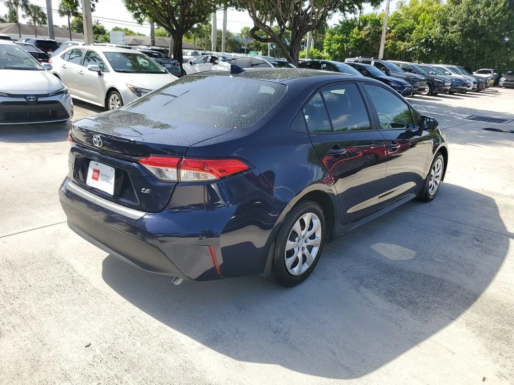 2025 Toyota Corolla LE photo 4