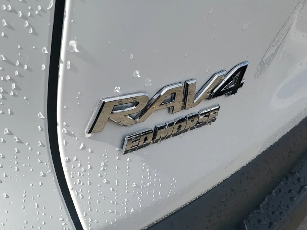 2025 Toyota RAV4 XLE photo 8