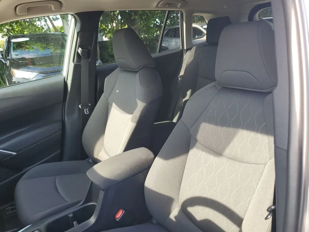 2024 Toyota Corolla Cross LE photo 19