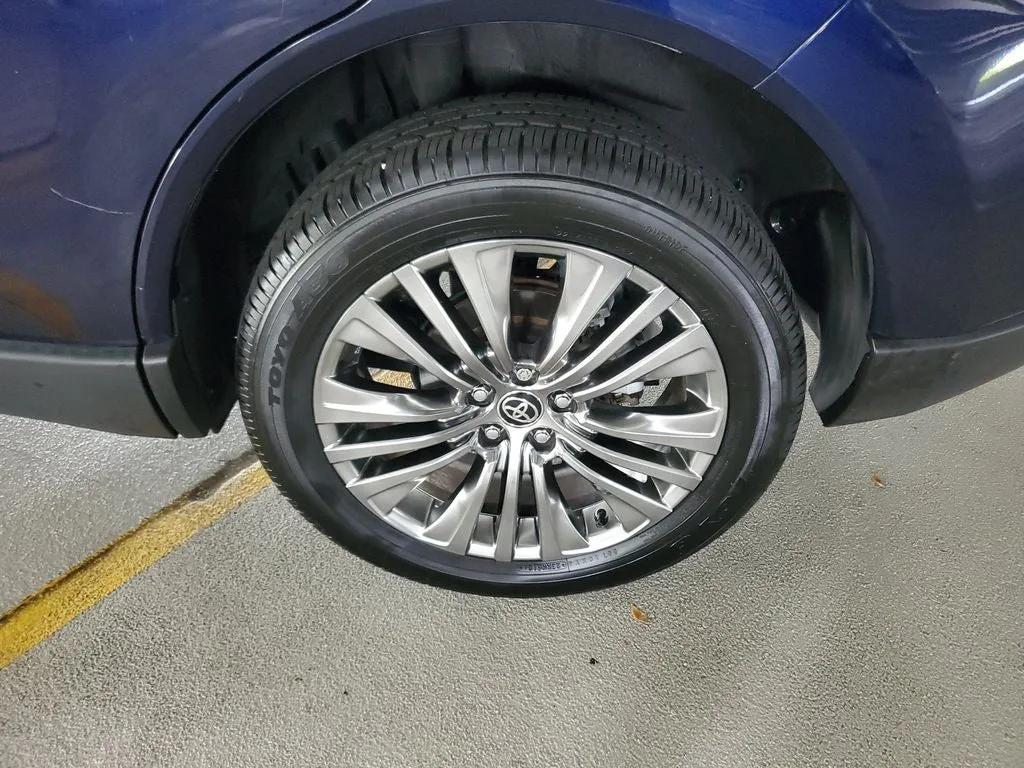 2023 Toyota Venza XLE photo 7