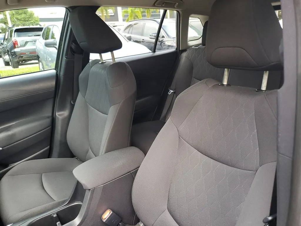 2024 Toyota Corolla Cross LE photo 19