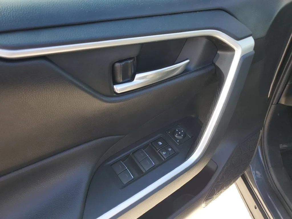 2023 Toyota RAV4 XLE photo 17