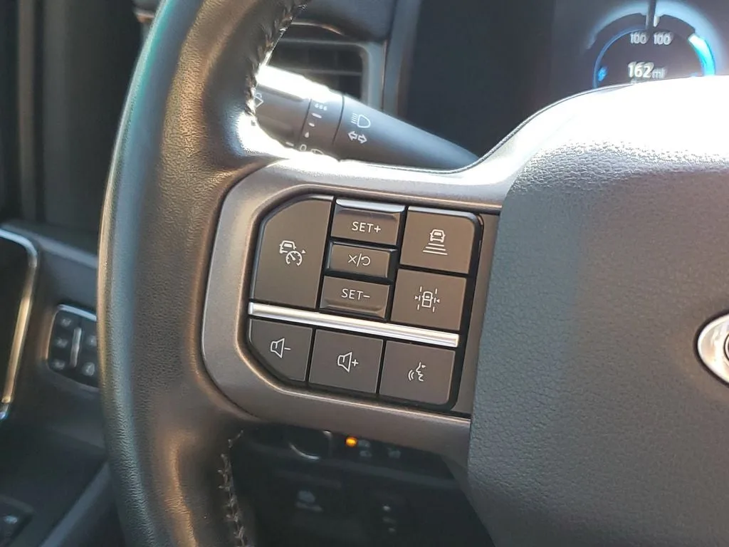 2022 Ford F-150 Lightning Lariat photo 22