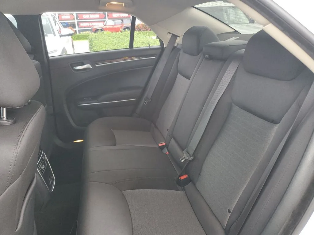 2023 Chrysler 300 Touring photo 11