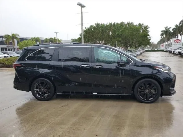 2022 Toyota Sienna XSE 7 Passenger photo 6