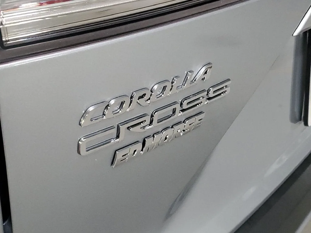 2023 Toyota Corolla Cross LE photo 8
