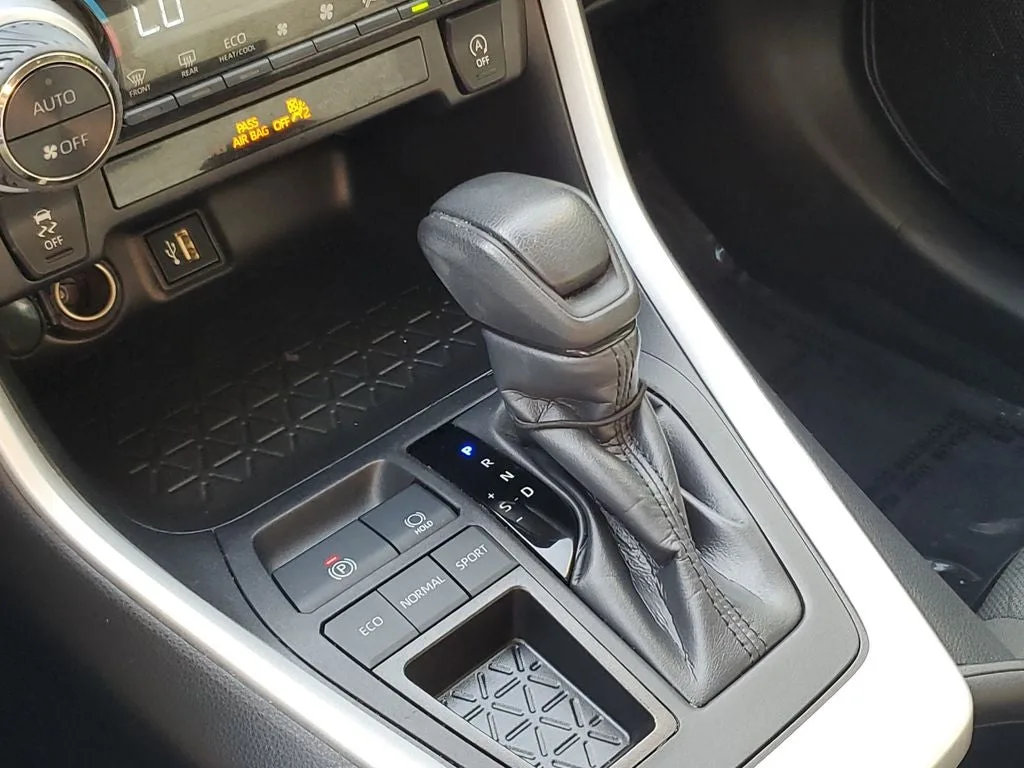 2024 Toyota RAV4 XLE photo 29