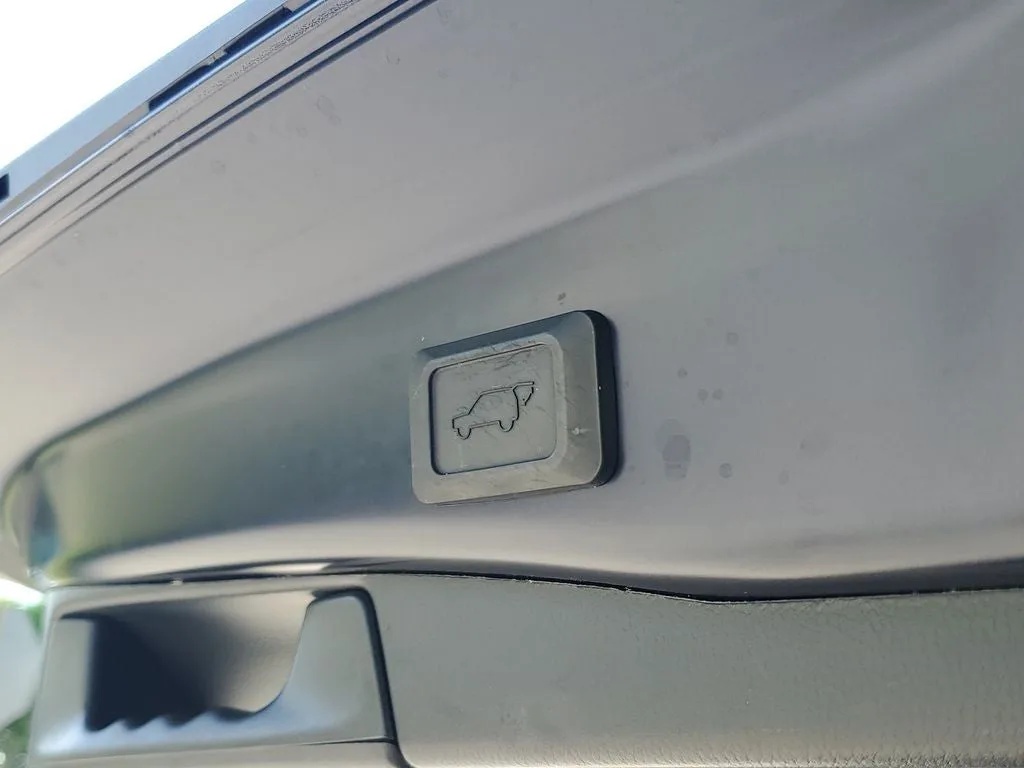 2024 Toyota RAV4 XLE Premium photo 10