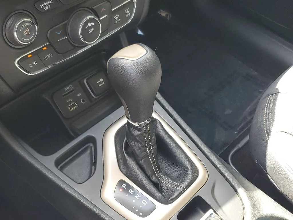 2015 Jeep Cherokee Latitude photo 30