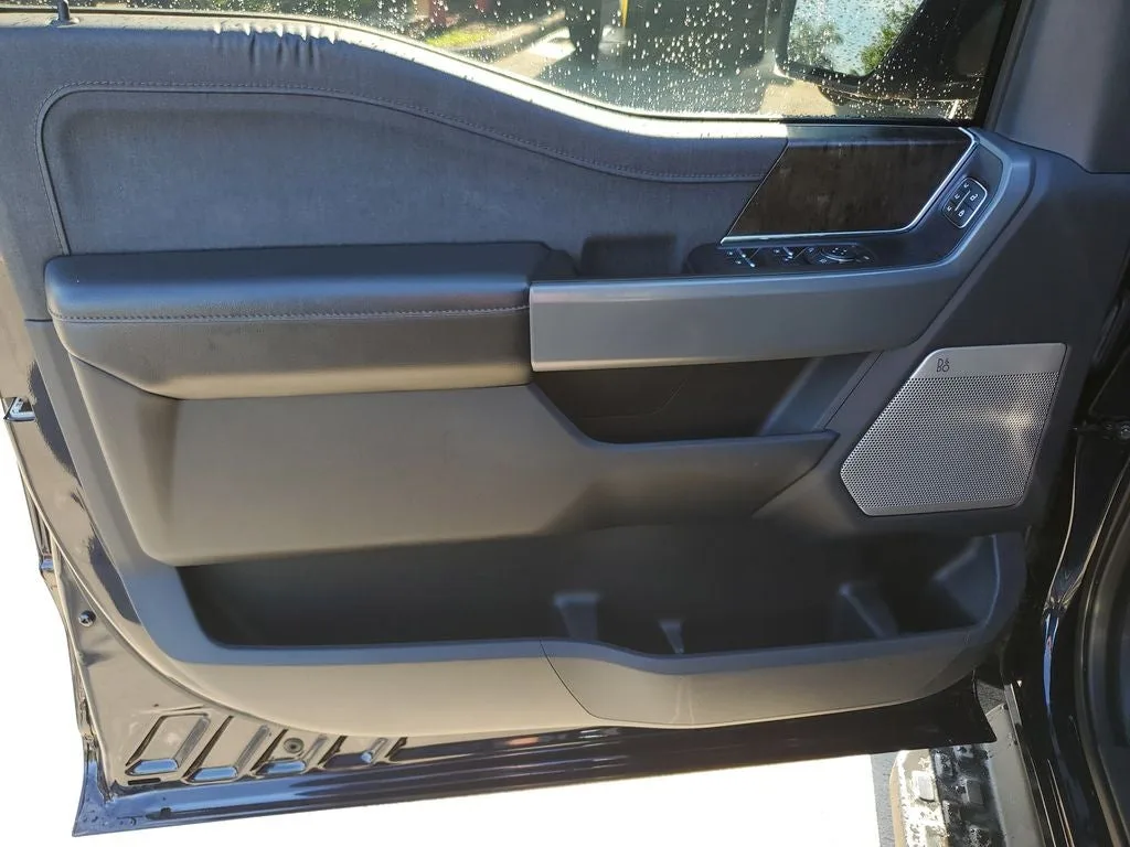 2022 Ford F-150 Lightning Lariat photo 16