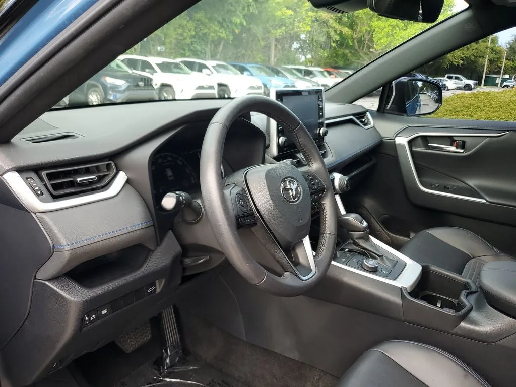 2022 Toyota RAV4 Hybrid XSE photo 23