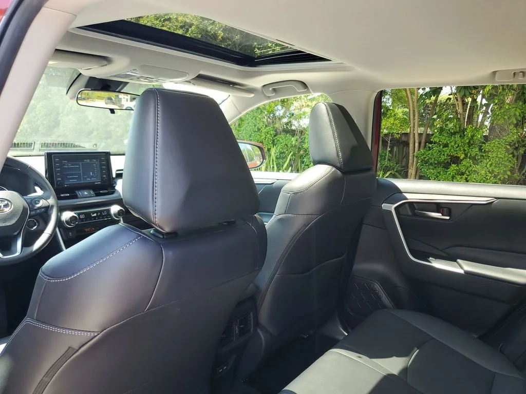 2022 Toyota RAV4 XLE Premium photo 14