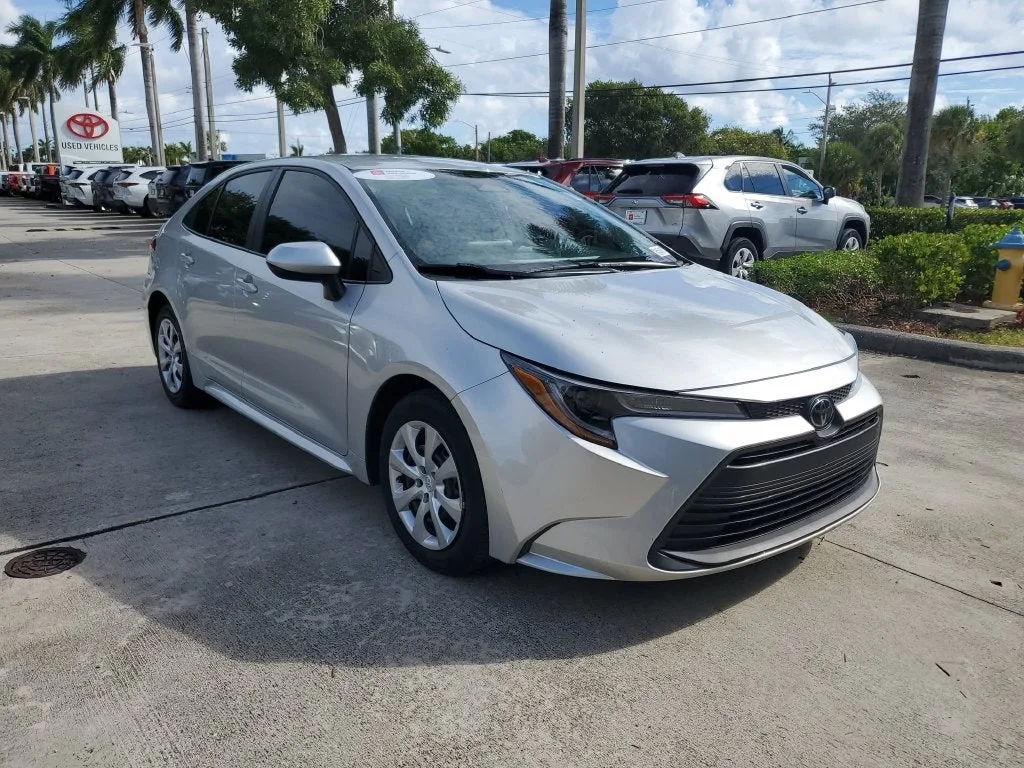 2025 Toyota Corolla LE photo 3