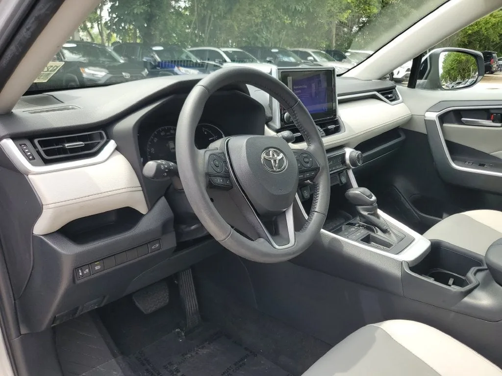 2023 Toyota RAV4 XLE Premium photo 23