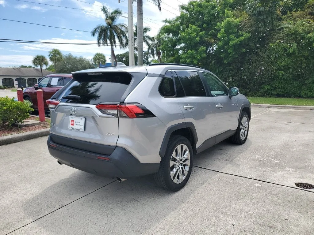 2023 Toyota RAV4 XLE Premium photo 4