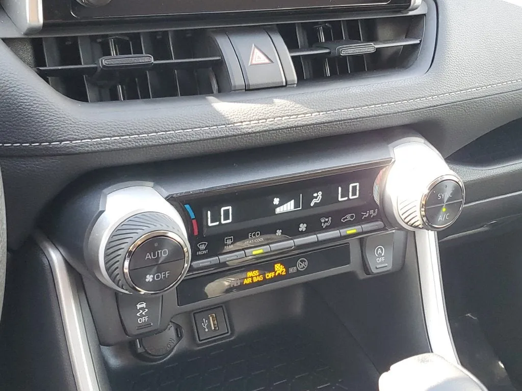 2025 Toyota RAV4 XLE photo 28