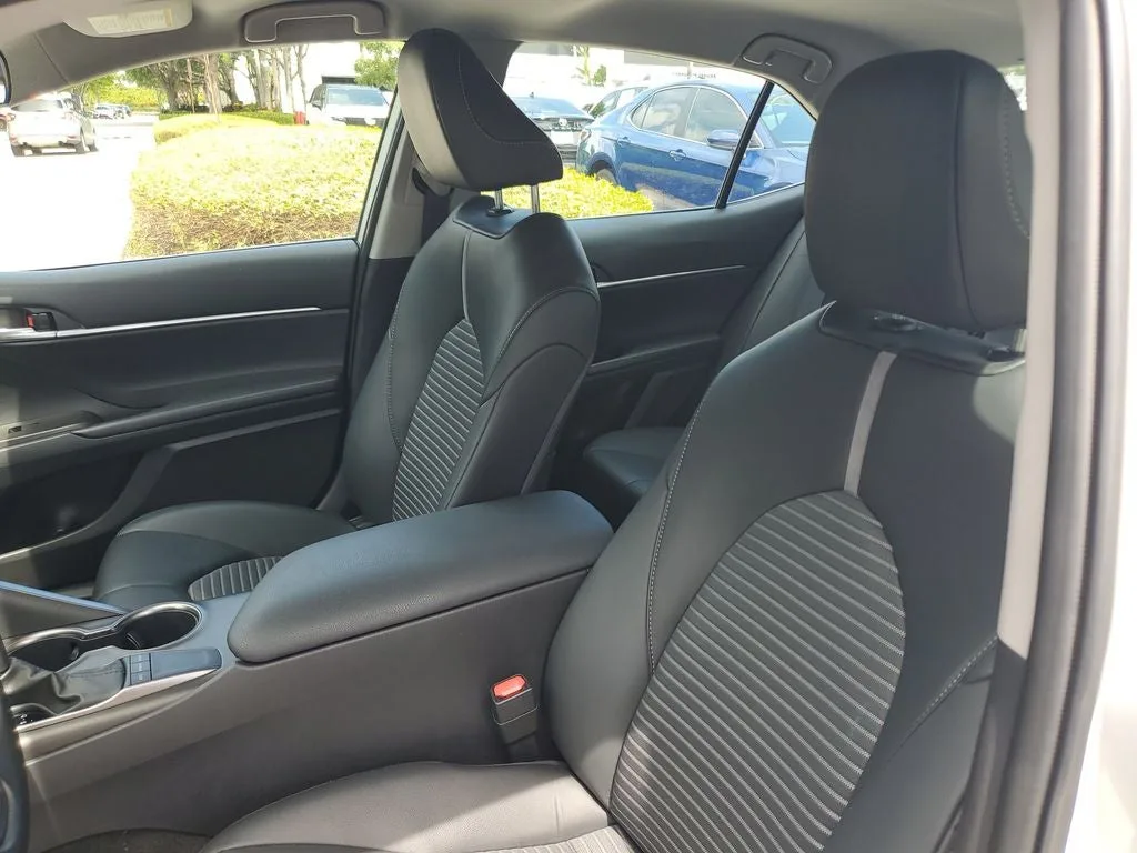 2023 Toyota Camry SE photo 18