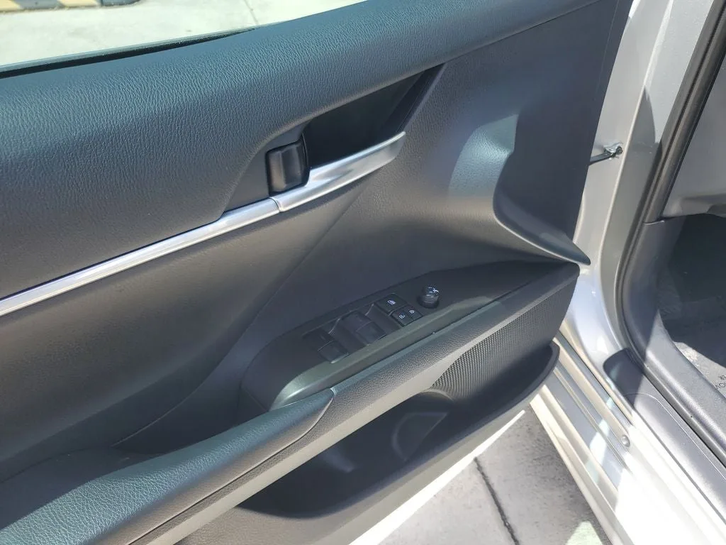 2024 Toyota Camry Hybrid SE photo 18